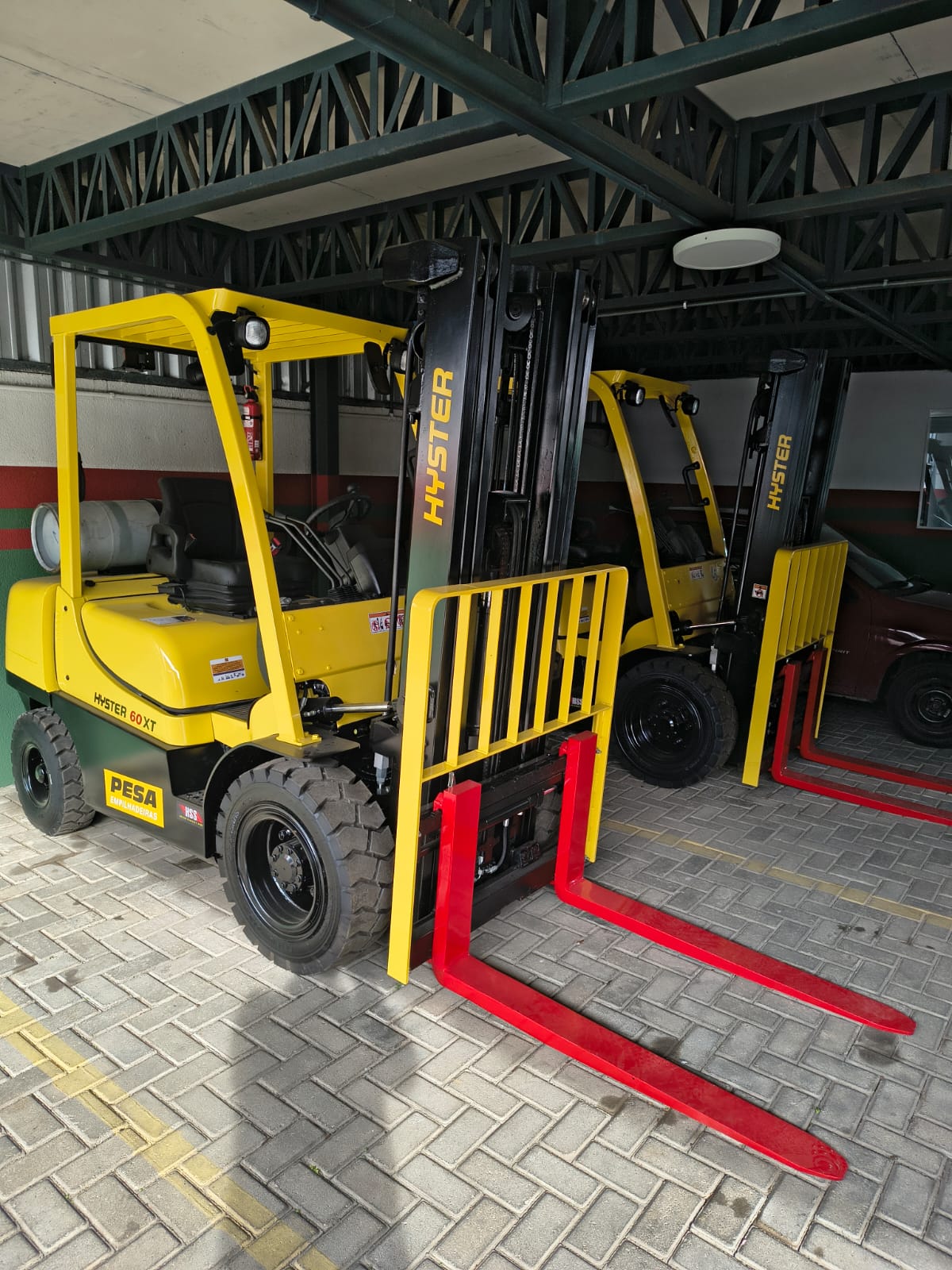 Técnico especializado da LogTec realizando manutenção em empilhadeira